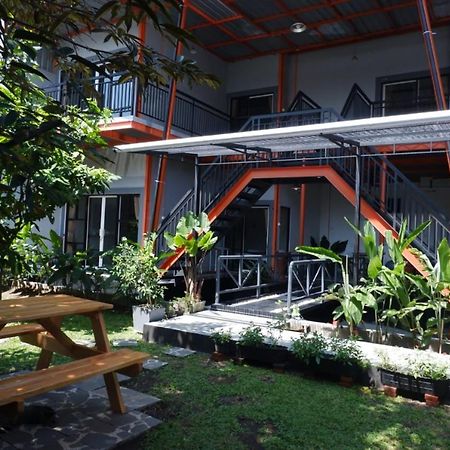 Ndalem Sorogenen Guesthouse Yogyakarta Extérieur photo