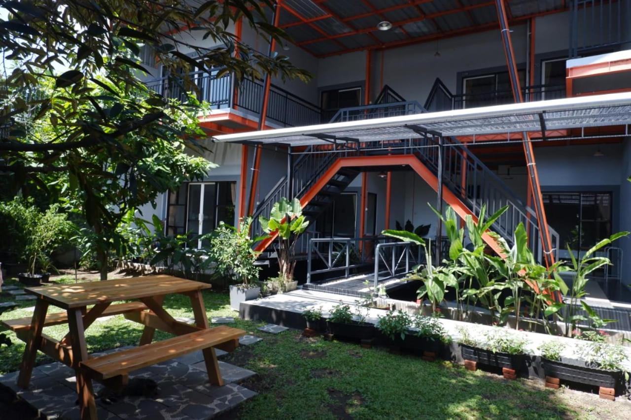 Ndalem Sorogenen Guesthouse Yogyakarta Extérieur photo